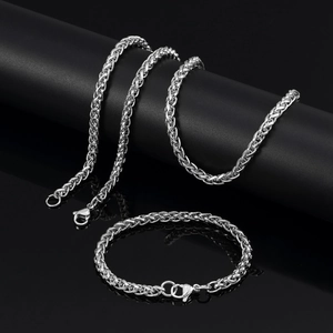 Vue détaillée du collier et du bracelet en maille épi argentée avec fermoirs mousquetons