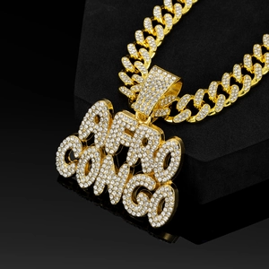 Nahaufnahme der eisigen Miami-Cuban-Kette mit AMRO CONGO Anhänger und Diamantbesatz