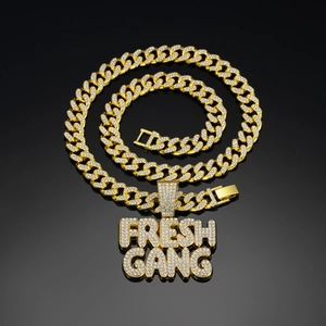 Goldene Miami Cuban Gliederkette mit funkelndem FRESH GANG Eistattoo-Anhänger für Herren