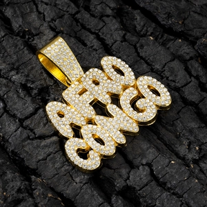 Makro-Detail des goldenen Big Boss Hip-Hop-Anhängers mit funkelnden Kristallen