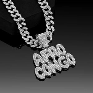 Nahaufnahme der silbernen Cuban-Kette und AFRO CONGO Anhänger mit weißen Zirkonia-Steinen