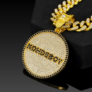 Detalle macro de la cadena cubana de oro y medallón RODEOBOY con pedrería brillante