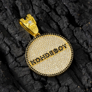 Detalle del colgante redondo de hip hop chapado en oro con brillantes piedras de circonita