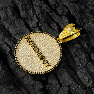Vista macro del colgante hip hop dorado con brillantes blancos y el diseño DSQUARED2
