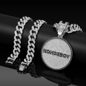Detalle de la cadena cubana iced out con colgante KONDIBOY incrustado con piedras