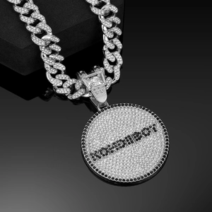 Detalle macro del colgante Kodakboy con circonitas en cadena cubana para estilo hip hop