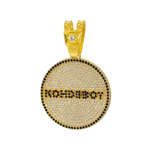 Detalle del colgante hip-hop dorado con letras ROHDEBOY y circonitas pavimentadas
