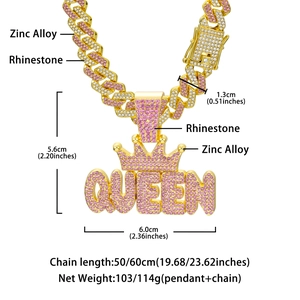 Detail des goldenen QUEEN Anhängers aus Zinklegierung mit rosa und weißen Schmucksteinen