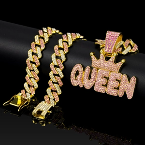 Damenhalskette mit pink-weißem QUEEN-Kronenanhänger und goldener Panzerkette im Hip-Hop-Stil