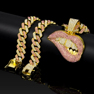 Detail van de Cubaanse schakelketting met roze en witte kristallen lippenhanger