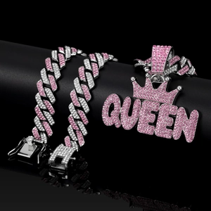 Makroansicht des QUEEN-Anhängers mit rosa und weißen Kristallen an der Cubankette