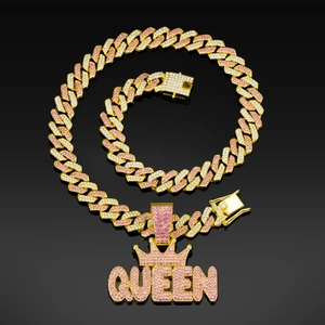 Makroaufnahme der goldenen Cuban-Kette mit rosa und weißen Strasssteinen und QUEEN-Anhänger