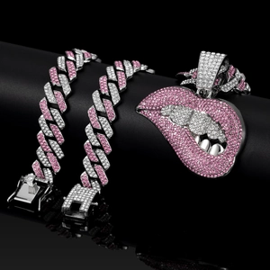 Macro-opname van roze strass lip hanger aan een zilveren Cubaanse schakelketting