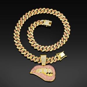 Roze en witte iced-out Cuban link ketting met gouden rode lippen hanger met diamanten