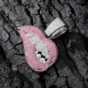Macro-opname van roze zirkoon lippenhanger met witte pavé tanden op donkere steen