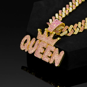 Makroaufnahme des goldenen Hip-Hop-QUEEN-Anhängers mit rosa Strasssteinen und Krone