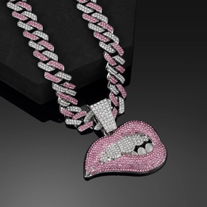 Detailopname van cubaanse schakelketting met roze kristallen rode lippen hanger