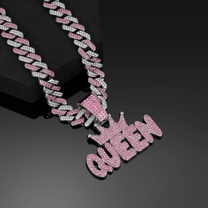 Detaillierte Nahaufnahme der pink-weißen Kristall QUEEN Krone Cuban Link Halskette