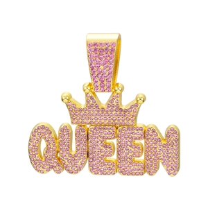 Makroansicht des vergoldeten QUEEN-Anhängers mit rosa Kristallen und Kronendetail