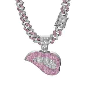 Cubaanse ketting met rode lippen en roze strass steentjes in zilveren afwerking