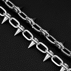 Silberne Punk-Hüftkette mit Metallspikes an ovaler Gliederkette aus Edelstahl für Gürtel