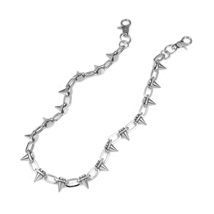Detail einer silbernen Punk-Hosenkette mit Metallspikes und stabilen Karabinerverschlüssen