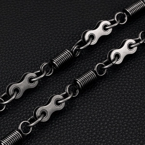 Chaîne de pantalon style industriel noir fusil avec ressorts et maillons de moto