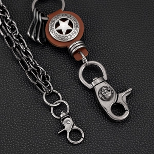 Zweilagige Punk-Hosenkette mit Stern-Lederpatch und Totenkopf-Schnallendetail