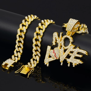 Chaîne cubaine hip-hop dorée avec grand pendentif No Love et cœur brisé serti de pierres