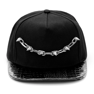 Détail d'une casquette hip hop avec chaîne en métal argenté et rivets pointus