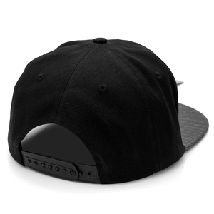 Vue arrière de casquette snapback avec visière crocodile et pointes métalliques punk