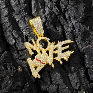 Vue détaillée du pendentif hip-hop NO LOVE plaqué or avec cristaux blancs pavés
