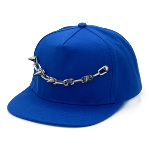 Casquette snapback hip-hop bleu roi avec chaînes métalliques punk et détails rivets