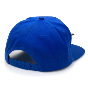 Détail de la casquette snapback bleu marine avec rivets argentés et sangle arrière réglable