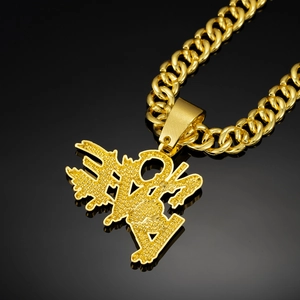 Détail macro d'une chaîne cubaine dorée et pendentif style urbain sur fond noir