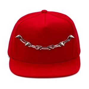 Casquette snapback rouge hip-hop avec chaîne en métal argenté et rivets punk