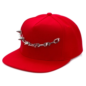 Casquette snapback rouge avec chaînes en métal punk et rivets argentés pointus