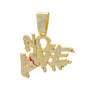 Détail du pendentif hip hop avec texte NO LOVE, plaqué or et motif de cœur brisé rouge