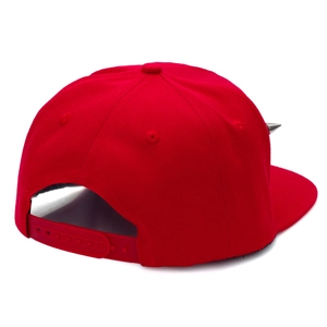 Vue arrière casquette snapback rouge avec clous punk argentés et attache réglable