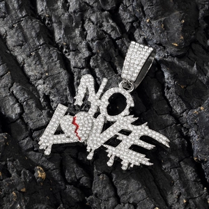 Gros plan sur pendentif NO LOVE avec cœur brisé et strass brillants style hip-hop