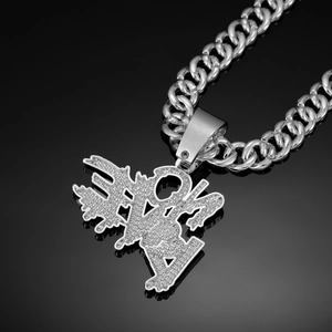 Détail de la chaîne cubaine hip hop argentée avec un pendentif cœur glacé sur miroir noir