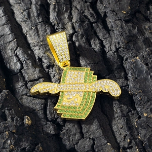 Pendentif hip hop en or avec liasse de billets ailée et détails en diamants verts