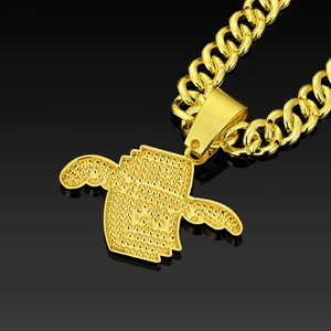 Détail d'un pendentif hip-hop doré avec dos texturé et chaîne à maillons cubains