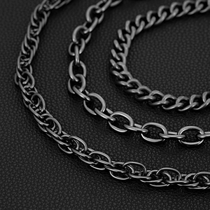 Détail macro de triples chaînes de taille punk en métal noir avec maillons variés