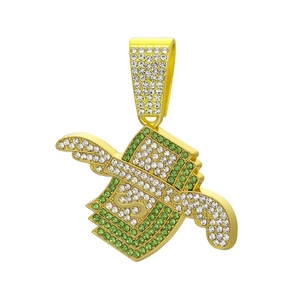 Détail du pendentif hip hop dollar avec strass verts et design d'ailes volantes