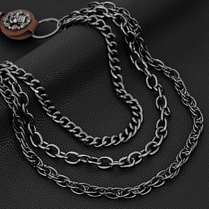 Détail d'une chaîne de taille hip hop à trois couches avec pendentif crâne en cuir noir