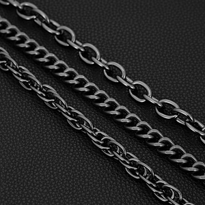Détails macro de trois chaînes de hanche noires multicouches sur texture cuir