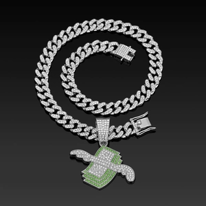 Détail d'une chaîne cubaine hip-hop en alliage argenté avec pendentif dollar volant et zircons