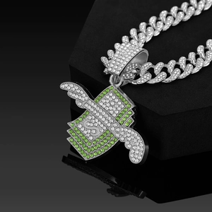 Gros plan sur une chaîne cubaine hip-hop argentée avec pendentif dollar à ailes diamanté