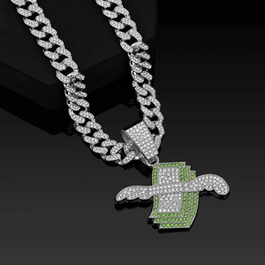 Vue détaillée d'une chaîne cubaine argentée avec pendentif dollar ailé et strass